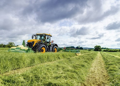 Fastrac_4220_iCON_in_grass_application