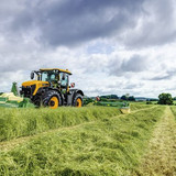 Fastrac_4220_iCON_in_grass_application